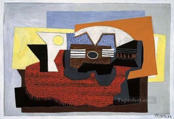  1922 Works - Guitare sur un tapis rouge 1922 Cubism